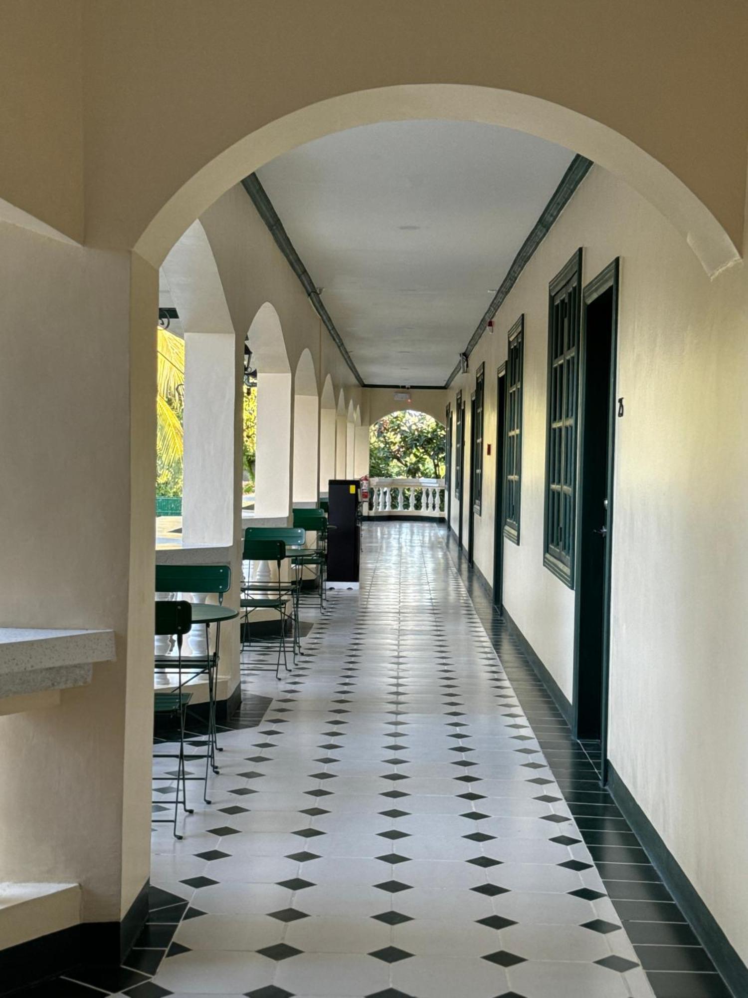 La Planta Hotel And Restaurant, Inc. Bais Bagian luar foto