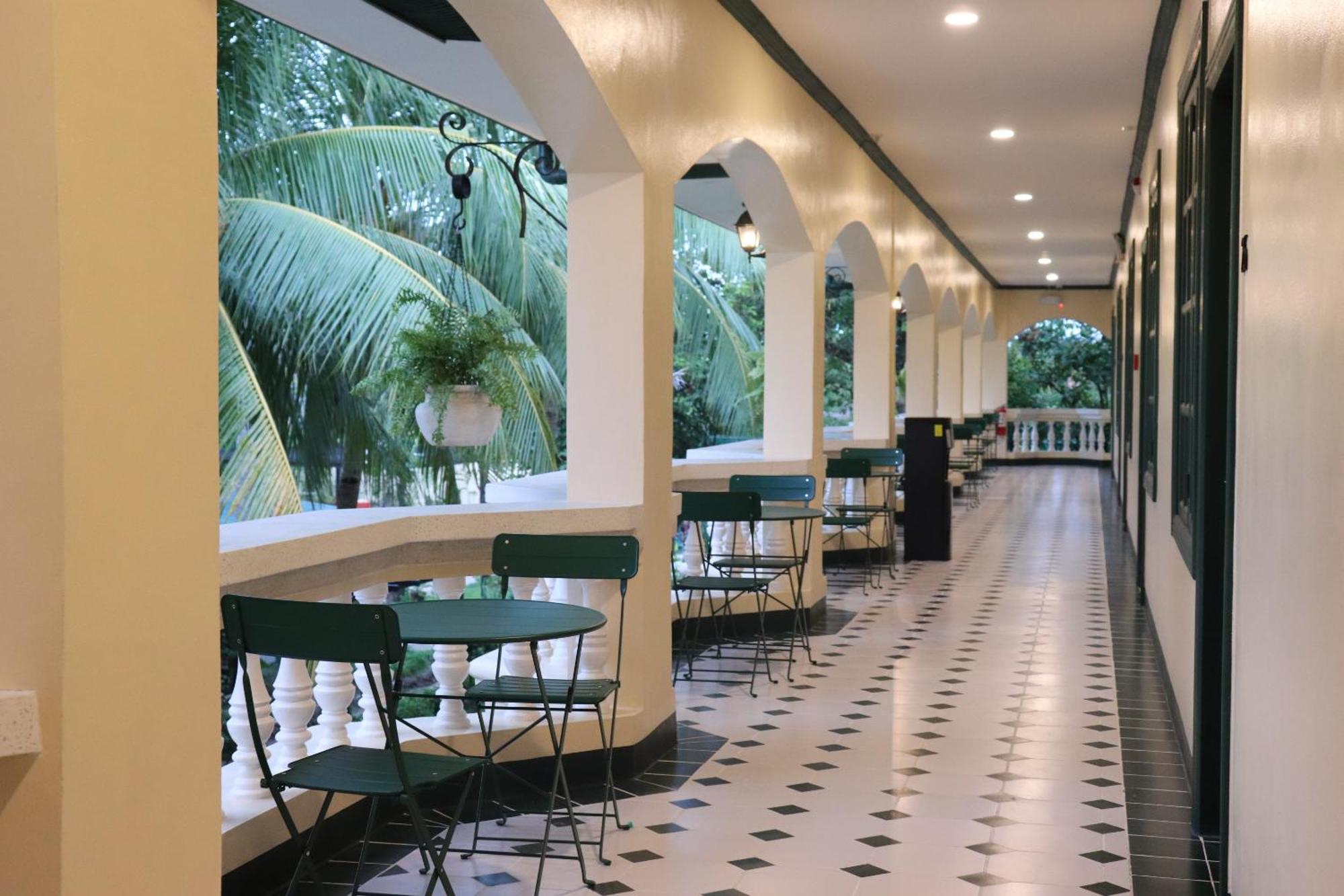 La Planta Hotel And Restaurant, Inc. Bais Bagian luar foto
