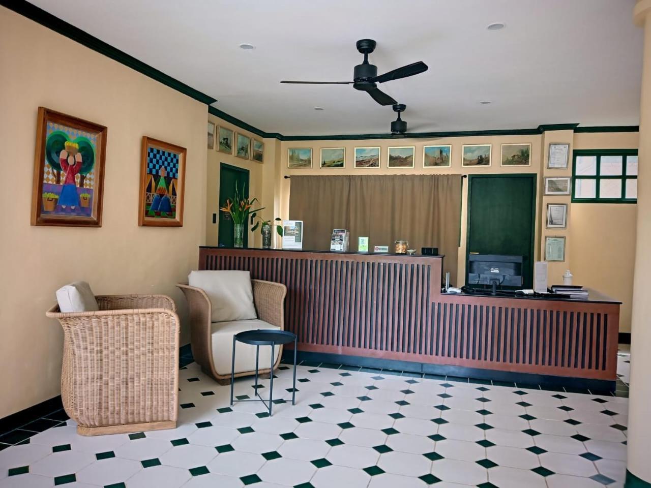 La Planta Hotel And Restaurant, Inc. Bais Bagian luar foto